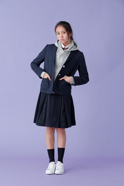 制服のブレザーにパーカーを合わせる 女子高校生に人気の着こなし カンコー学生服