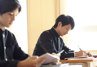 学生は長時間前傾姿勢をしている!!!